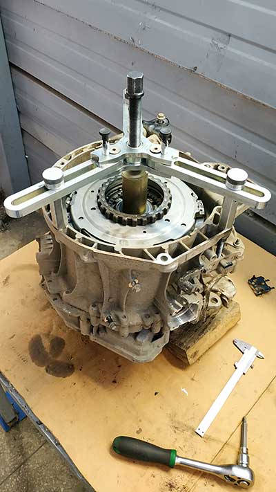 выполняет замену комплекта сцепления Power Shift DP6